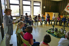 Kinderkarfreitagsliturgie im Gemeindezentrum (Foto: Karl-Franz Thiede)